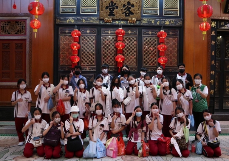 It can also help with learning the same thing in different context. For students to understand this, EP C-COM (Chinese communication) students led by Ms. Sunisa Chuchyanukon went to Talad noi, Chinatown for the elective subject study trip.