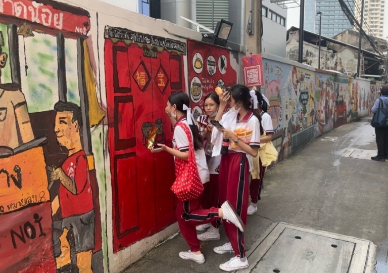 It can also help with learning the same thing in different context. For students to understand this, EP C-COM (Chinese communication) students led by Ms. Sunisa Chuchyanukon went to Talad noi, Chinatown for the elective subject study trip.