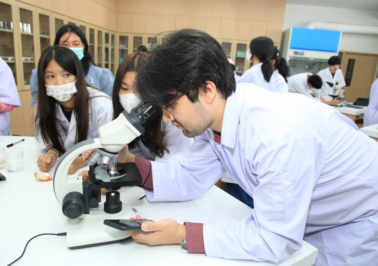 Mr. Bogdan Pangin and Miss Siriwan Yuthongkham organised the “Plant cell membrane behavior in the hypertonic and isotonic conditions laboratory activity” for Secondary 3-4 students.