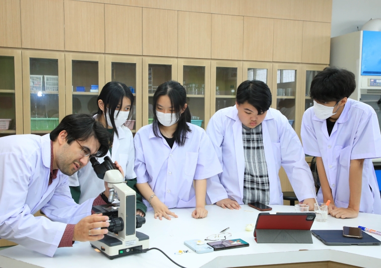 Mr. Bogdan Pangin and Miss Siriwan Yuthongkham organised the “Plant cell membrane behavior in the hypertonic and isotonic conditions laboratory activity” for Secondary 3-4 students.