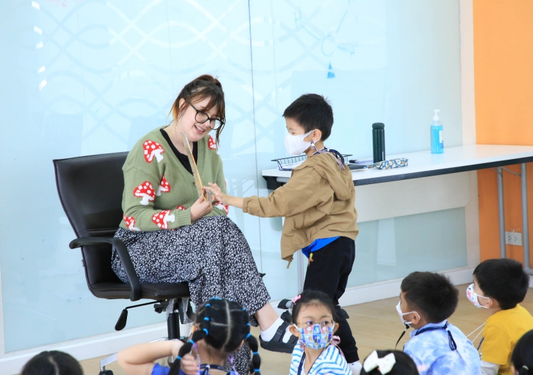 Primary 1 students had a fun crown making activity during their Homeroom with Ms. Supimporn Sutantiwannakul (P1/7), Ms. Donlathon Poolperm (P1/8), and Ms. Sutatip Sinsongkhla (P1/9).