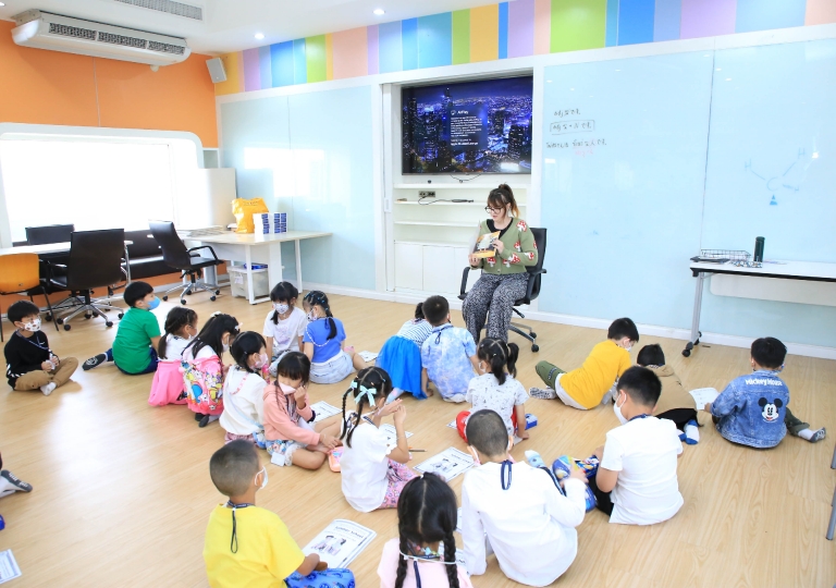 Primary 1 students had a fun crown making activity during their Homeroom with Ms. Supimporn Sutantiwannakul (P1/7), Ms. Donlathon Poolperm (P1/8), and Ms. Sutatip Sinsongkhla (P1/9).
