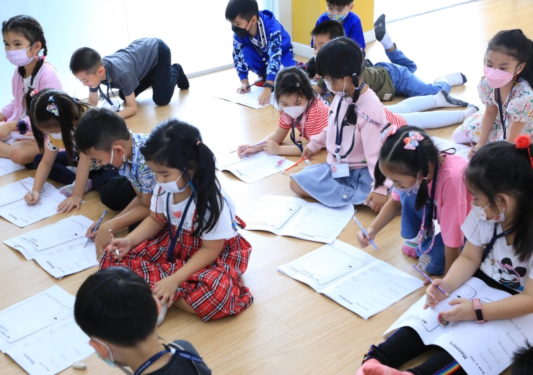 Primary 1 students had a fun crown making activity during their Homeroom with Ms. Supimporn Sutantiwannakul (P1/7), Ms. Donlathon Poolperm (P1/8), and Ms. Sutatip Sinsongkhla (P1/9).