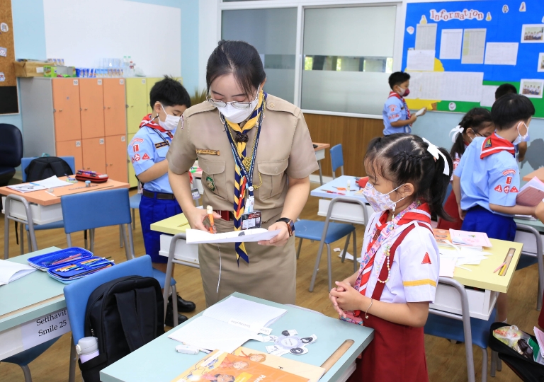 Primary 2 students had an interesting Science activity about the Life cycle of flowering plants. Ms. Narges Rahimiparvar and Ms. Supimporn Sutantiwannakul helped the learners to understand the subject as well as teach them how to make charts/ diagrams
