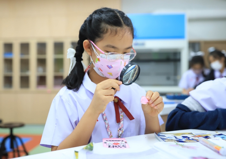 Primary 5 has a fun start doing the Flowers’ Blossom lab activity together with their Science teachers, Mr. Teisutis Asmenavicius and Ms. Supanee Nilprapai. 