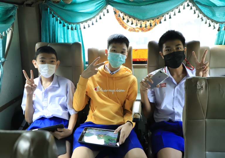 School trips bring subjects to life, they are also a way to reinforce lessons and expand knowledge in ICT. To learn about the different systems offered by two large companies, the trip had 2 parts: