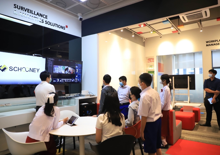 School trips bring subjects to life, they are also a way to reinforce lessons and expand knowledge in ICT. To learn about the different systems offered by two large companies, the trip had 2 parts: