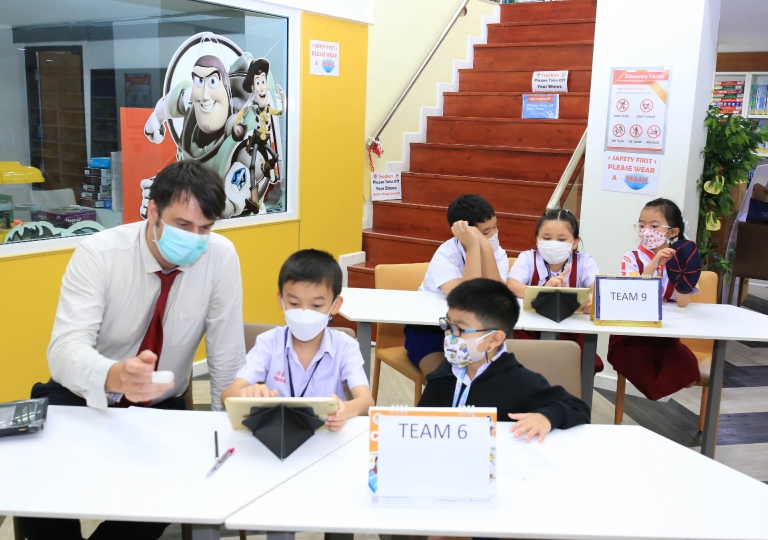 The English Program Mathematics department led by Mr. Tieme Willems and Ms. Supranee Boonyard organized a friendly Kahoot! competition between EP and MLP. Foreign teachers created the Kahoot! math games and played them together with the students.