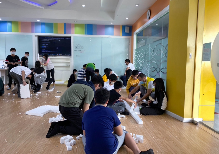 The EP activity class for Secondary 2-3 students had a fun time with group building, guessing my movie role, and tower-building activities for their first lesson. 