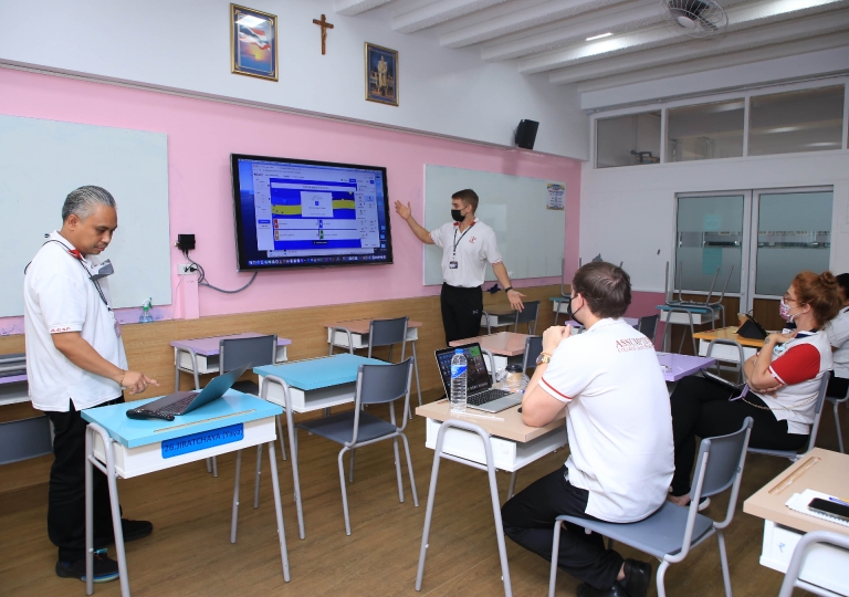 The innovative teacher training session led by the ETC team, together with the Head of the Social Studies department, Mr. Alex Stewart, and Assistant of Social Studies content group