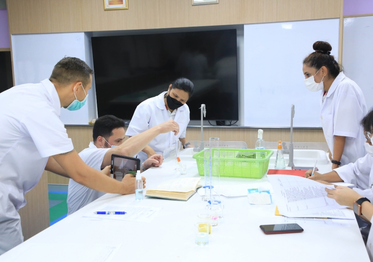 To provide more active learning activities to students, EP administrative team and Science Department held the Teaching Strategies for Students ' Laboratory Activities Training on 26 July.