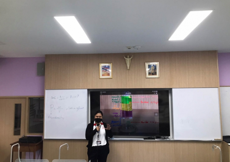 To provide more active learning activities to students, EP administrative team and Science Department held the Teaching Strategies for Students ' Laboratory Activities Training on 26 July.
