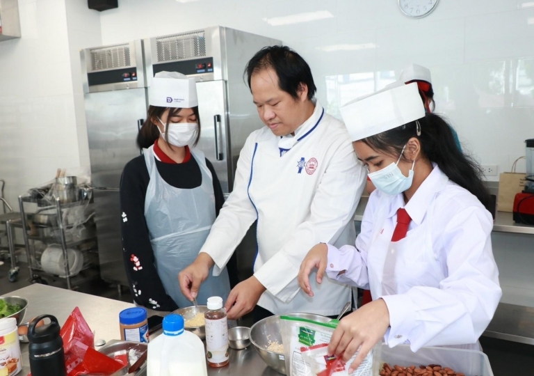 ACSP English Program in coordination with Dusit Thani College organised the Eyes Eat First Food Photography Workshop for Secondary 4 Trendy Culinary students at DTC Campus on 12 September 2023.