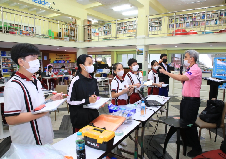 ACSP English Program invited Dr. Wannapong Taimpo, MUIC Associate Professor, and Professor Darapond for a three-session 3D STEM Modeling activity, about Covid-19 Virus, DNA, and other microorganisms.