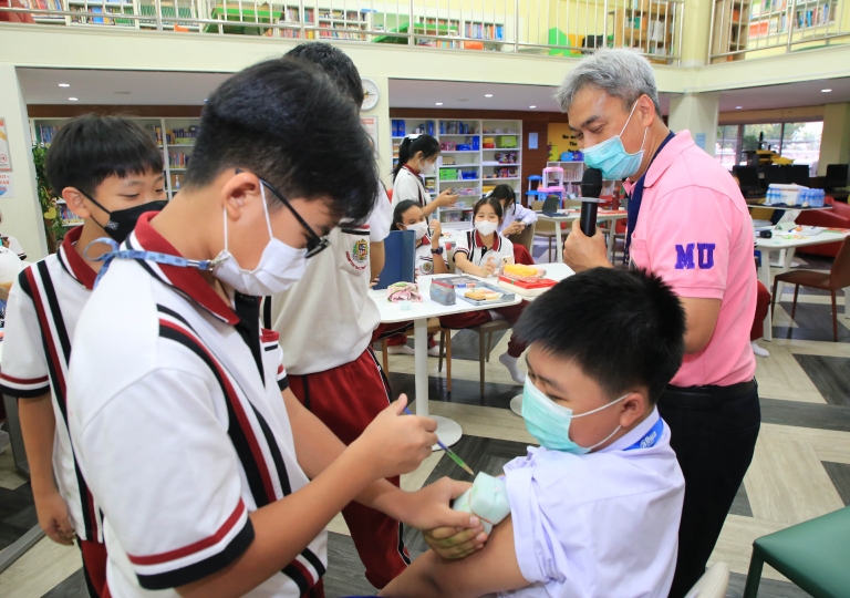 ACSP English Program invited Dr. Wannapong Taimpo, MUIC Associate Professor, and Professor Darapond for a three-session 3D STEM Modeling activity, about Covid-19 Virus, DNA, and other microorganisms.