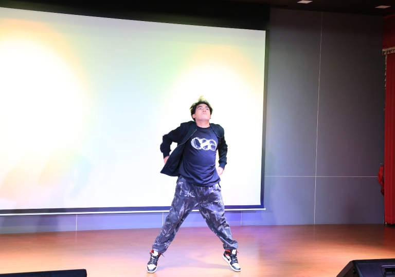 ACSP EP stepped up the Health & PE performance-based dance this year by pushing students out of their comfort zones. From traditional to modernized dance, the S6 PE & Health classes competed in the group dance event. 