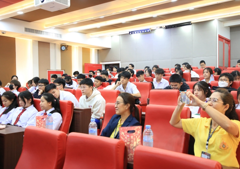 English Program led by Ms. Kanokwan Kaewmak, Head of EP Academics and project manager of Entrepreneur 101, invited Bro. Natton Suphon, Vice Director, and 5 mentors to partake in the Entrepreneur101 Appreciation Day