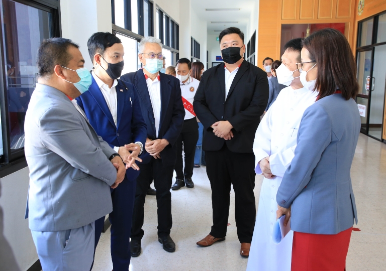 English Program led by Ms. Kanokwan Kaewmak, Head of EP Academics and project manager of Entrepreneur 101, invited Mr. Peerapat Thanit, President of the Federation of Thai SMEs Samutprakarn Province, Mr. Kwintas Phuwaratsirikhun