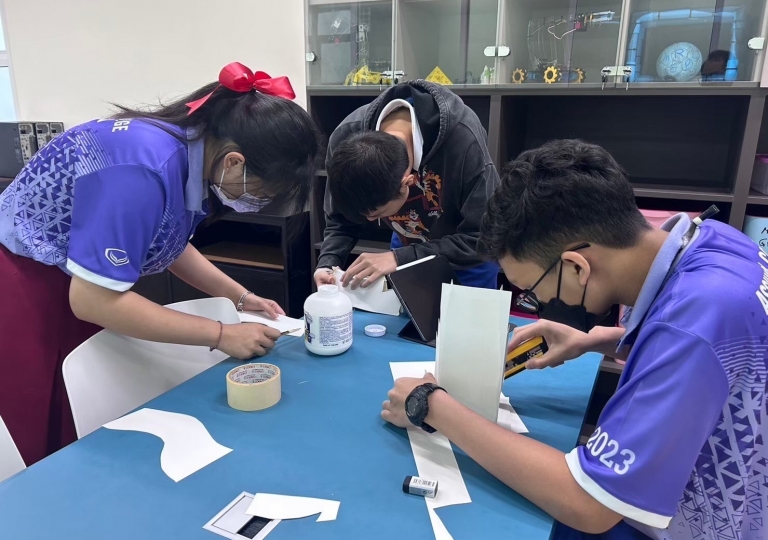 EP Secondary 4 CIMD (Creative and Innovative Media Design) students and Mr. Thossaphol Nakhrue, an ICT teacher, went to Montfort del Rosario School of Architecture and Design, Assumption University for their final project presentation and exam