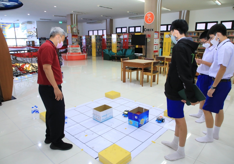 On 19 June 2023, ACSP English Program invited Dr. Wannapong Taimpo, MUIC Associate Professor, and Professor Darapond for the S3 SMART-Physics: Coded Cleaning Robot activity, led my Miss Lalita Manyanont, Head of Curriculum & Instruction (Secondary).