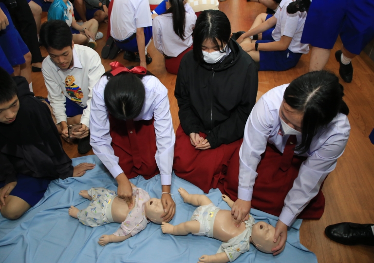 On 5-13 July 2023, EP Discipline Department headed by Ms. Siriwan Yuthongkham in cooperation with Sikarin Hospital is holding the Basic First Aid: Choking & CPR training for Primary 1 to Secondary 6 students.