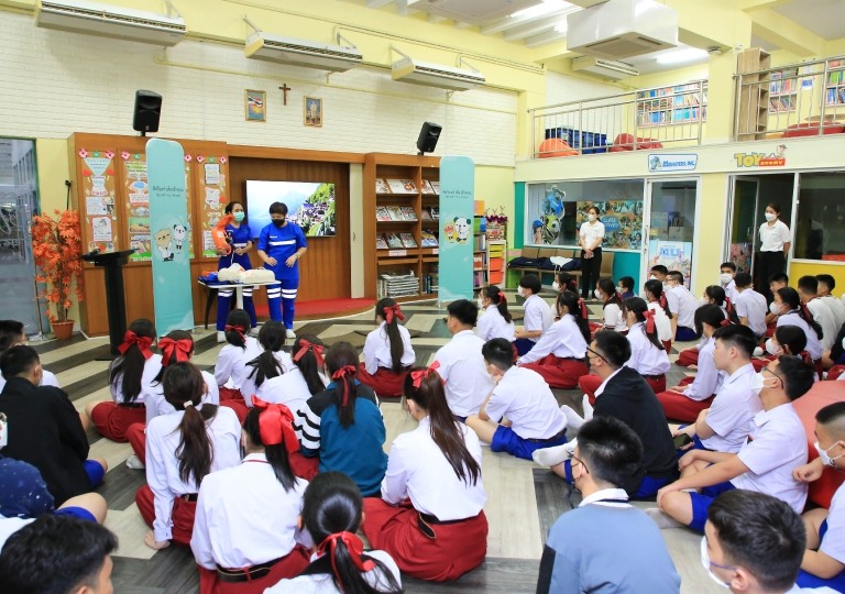 July 10, 2023, EP Discipline Department headed by Ms. Siriwan Yuthongkham in cooperation with Sikarin Hospital is holding the Basic First Aid: Choking & CPR training for Primary 1 to Secondary 6 students. 