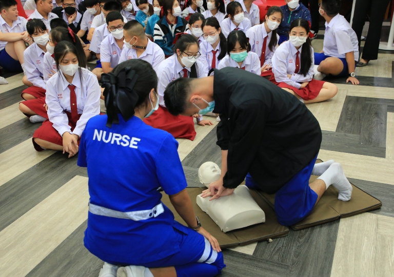 July 10, 2023, EP Discipline Department headed by Ms. Siriwan Yuthongkham in cooperation with Sikarin Hospital is holding the Basic First Aid: Choking & CPR training for Primary 1 to Secondary 6 students. 