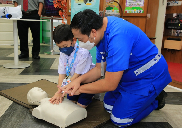 July 11, 2023, EP Discipline Department headed by Ms. Siriwan Yuthongkham in cooperation with Sikarin Hospital is holding the Basic First Aid: Choking & CPR training for Primary 1 to Secondary 6 students. 