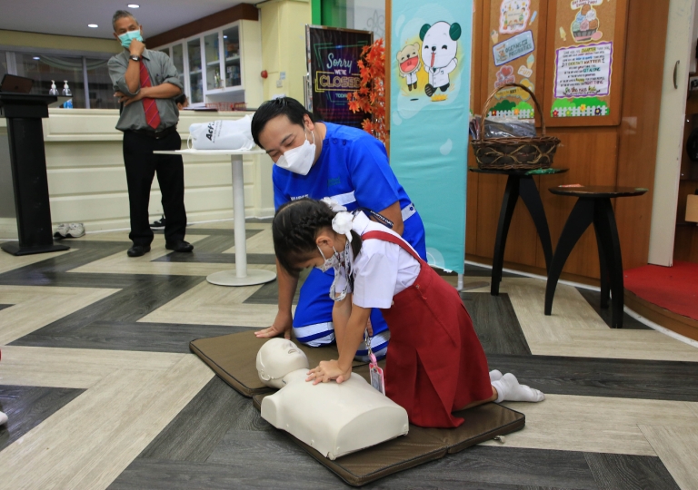 July 11, 2023, EP Discipline Department headed by Ms. Siriwan Yuthongkham in cooperation with Sikarin Hospital is holding the Basic First Aid: Choking & CPR training for Primary 1 to Secondary 6 students. 